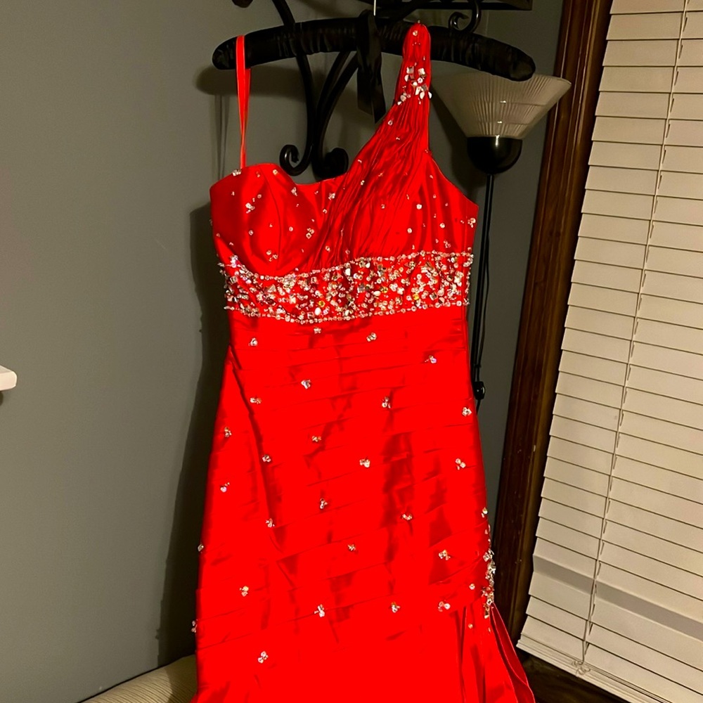 Mori Lee  formal red 1 shoulder sequin gown. Size 7/8 Perfect for Prom Season!